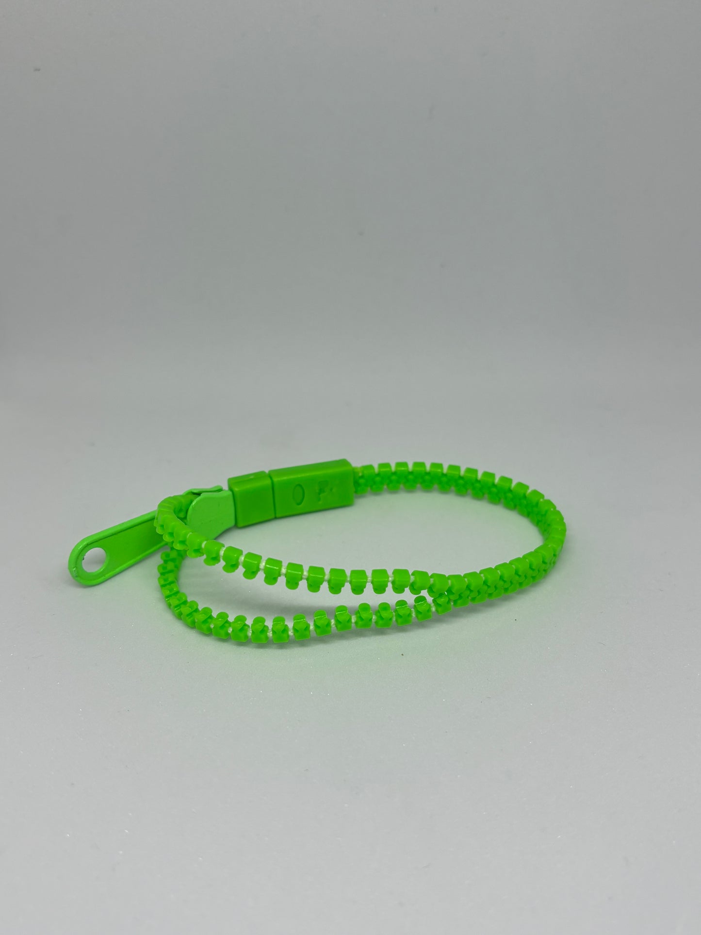 Zipper fidget bracelet